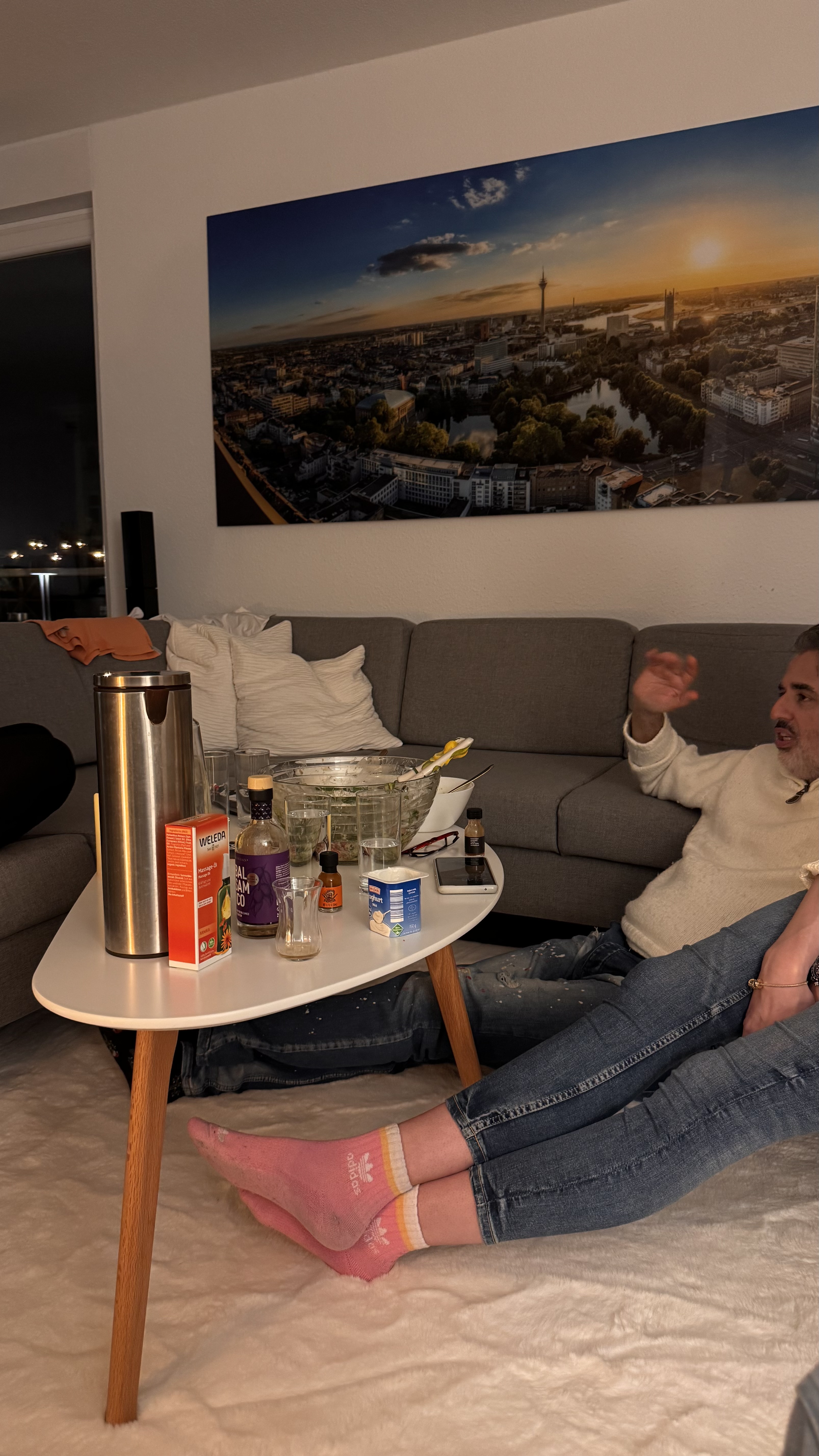 Auf dem Boden sitzen